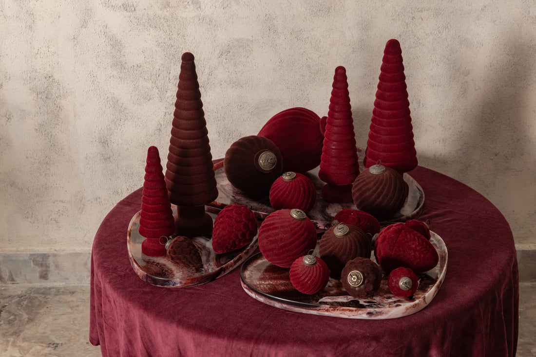 Alezay Dark Brown Flocked Glass Pinecone Bauble – Medium