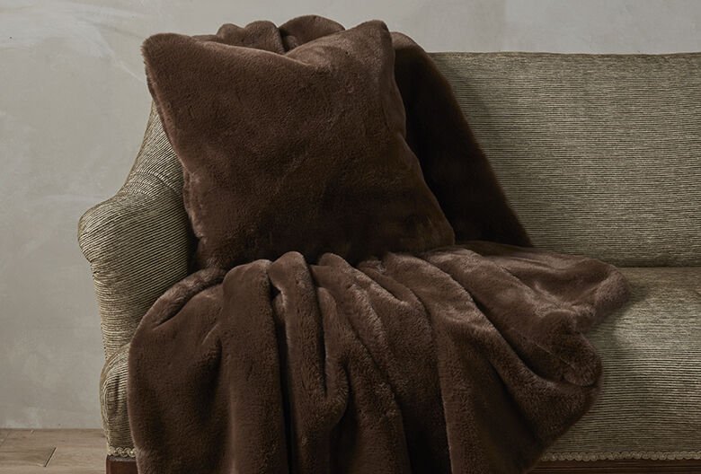 Brown bear throw - RUTHERFORD & Co