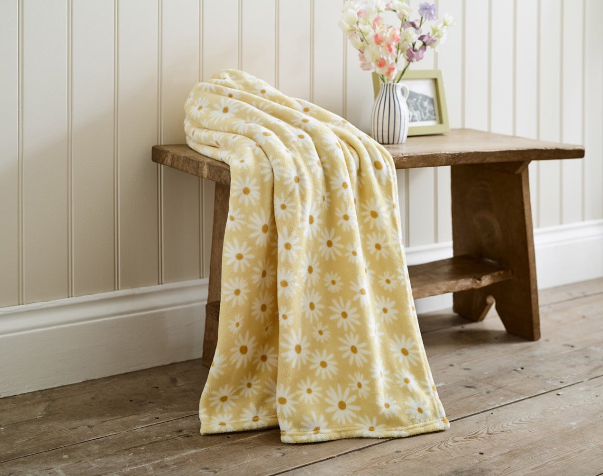 DY Cozy Comforts Daisy Throw - RUTHERFORD & Co