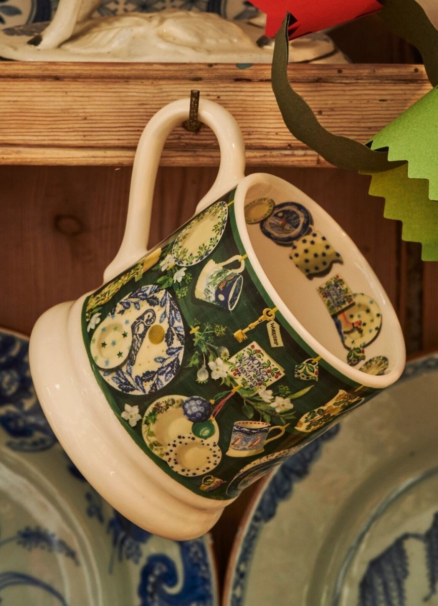 Green Christmas Dresser 1/2 Pint Mug - RUTHERFORD & Co