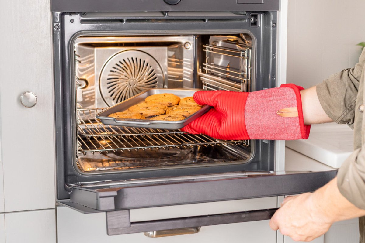KitchenAid Ribbed Soft Silicone Oven Glove Empire Red - RUTHERFORD & Co