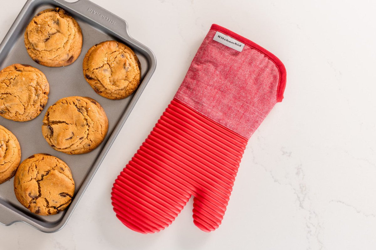 KitchenAid Ribbed Soft Silicone Oven Glove Empire Red - RUTHERFORD & Co