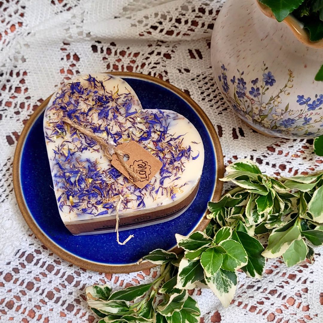 Large Heart Scented Candle with Wild Flowers - RUTHERFORD & Co