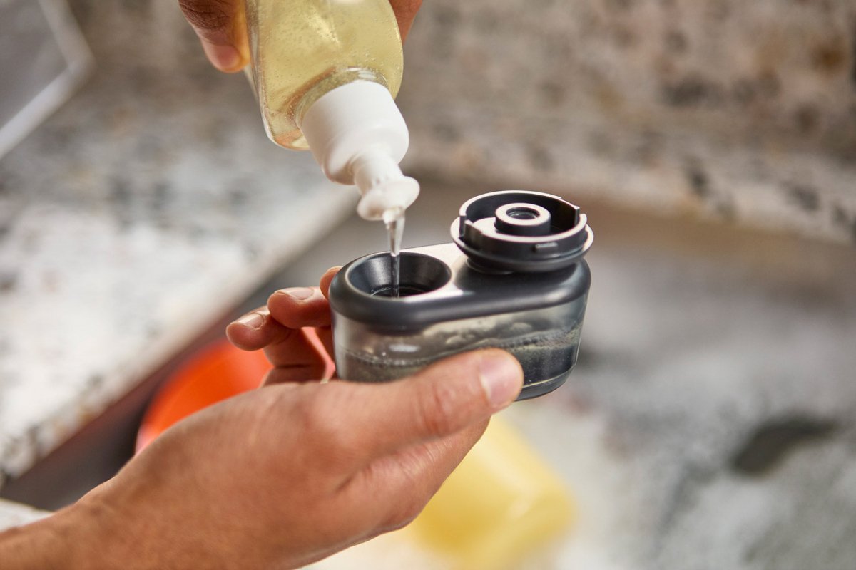 SinkTech™ Compact Soap Dispensing Washing Up Brush with Steel Stand - RUTHERFORD & Co