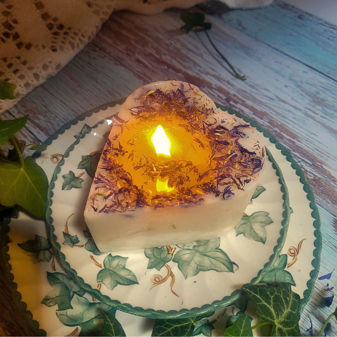 Small Heart Scented Candle with Wild Flowers - RUTHERFORD & Co