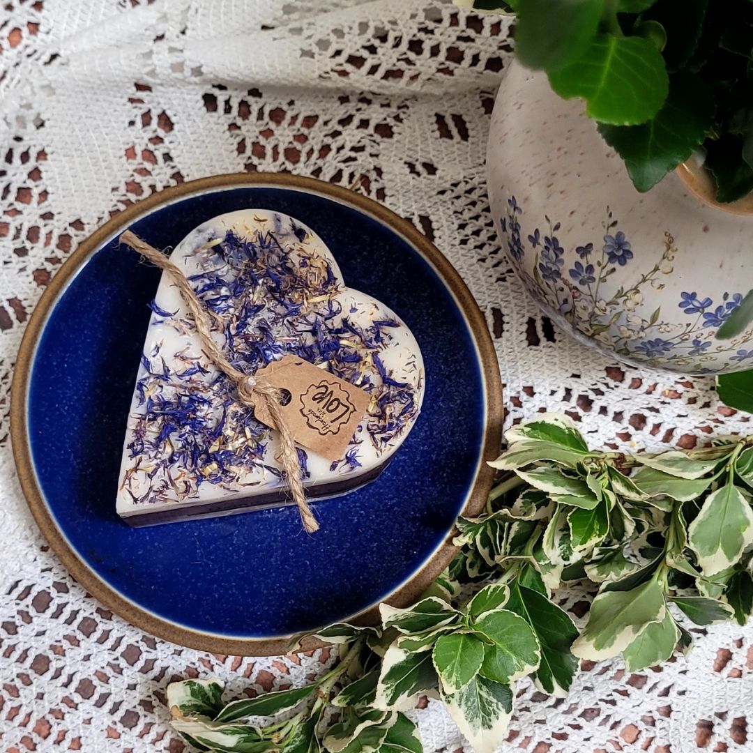 Small Heart Scented Candle with Wild Flowers - RUTHERFORD & Co