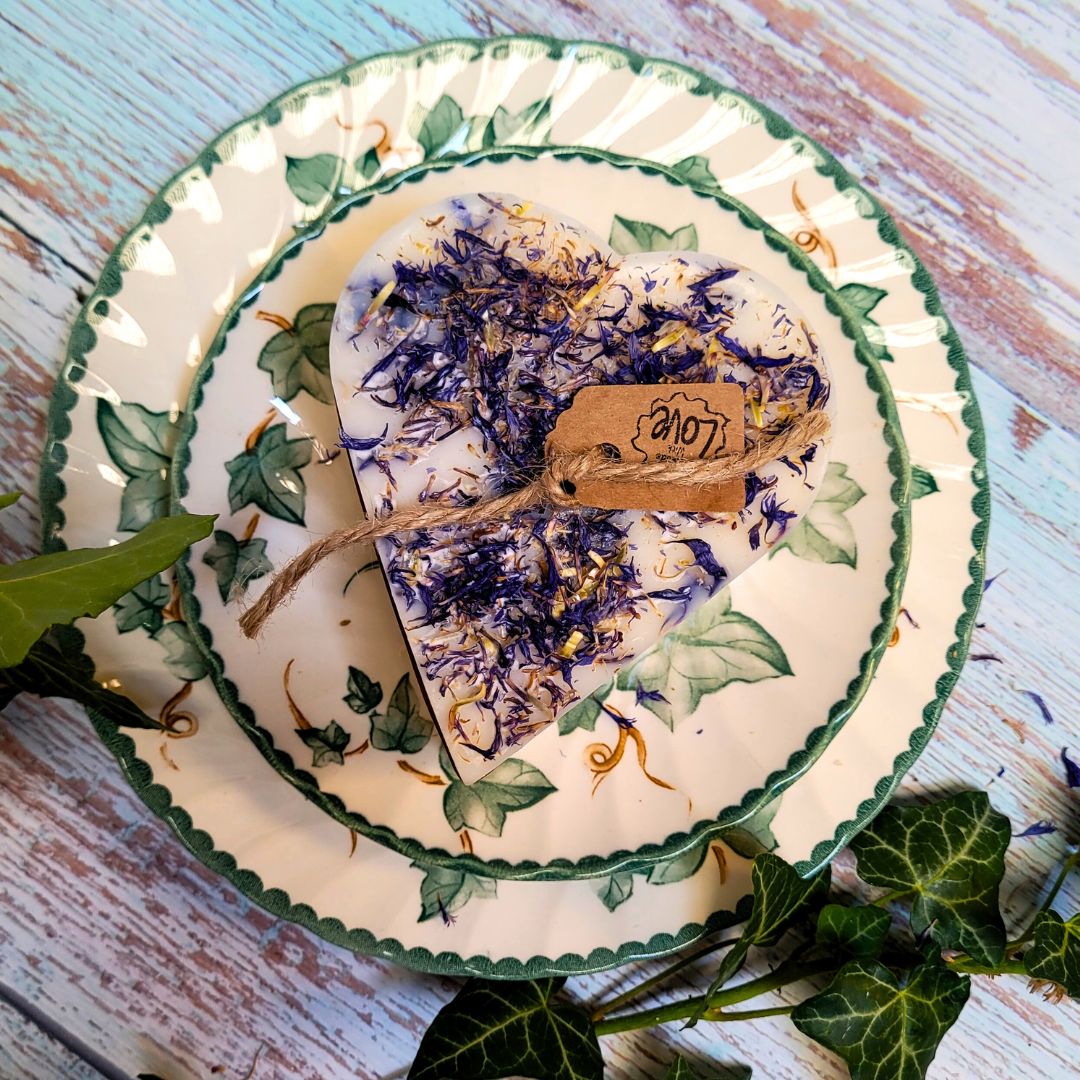 Small Heart Scented Candle with Wild Flowers - RUTHERFORD & Co