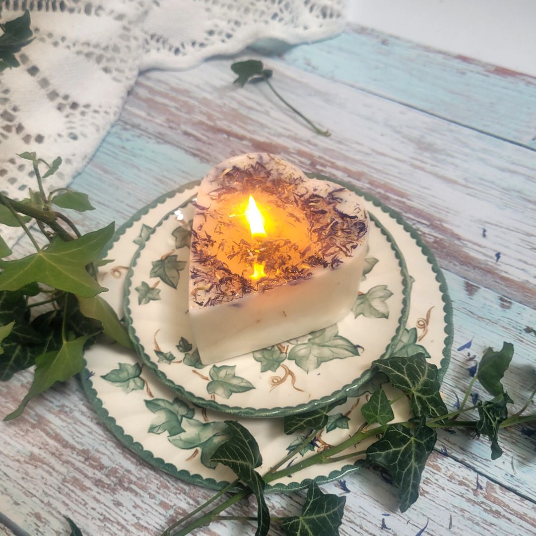 Small Heart Scented Candle with Wild Flowers - RUTHERFORD & Co
