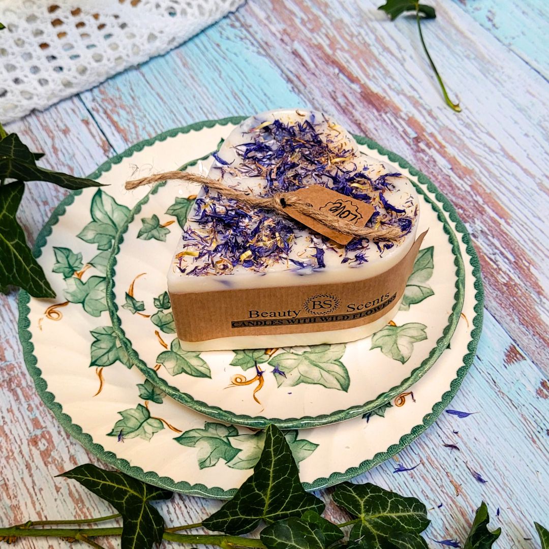 Small Heart Scented Candle with Wild Flowers - RUTHERFORD & Co