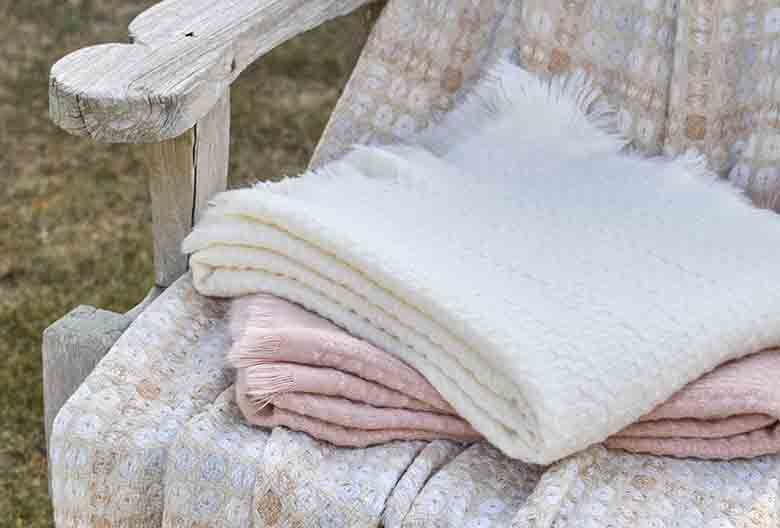 Soft weave throw cream - RUTHERFORD & Co
