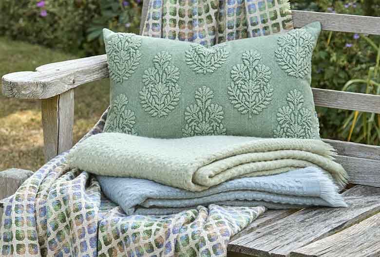 Soft weave throw sage - RUTHERFORD & Co