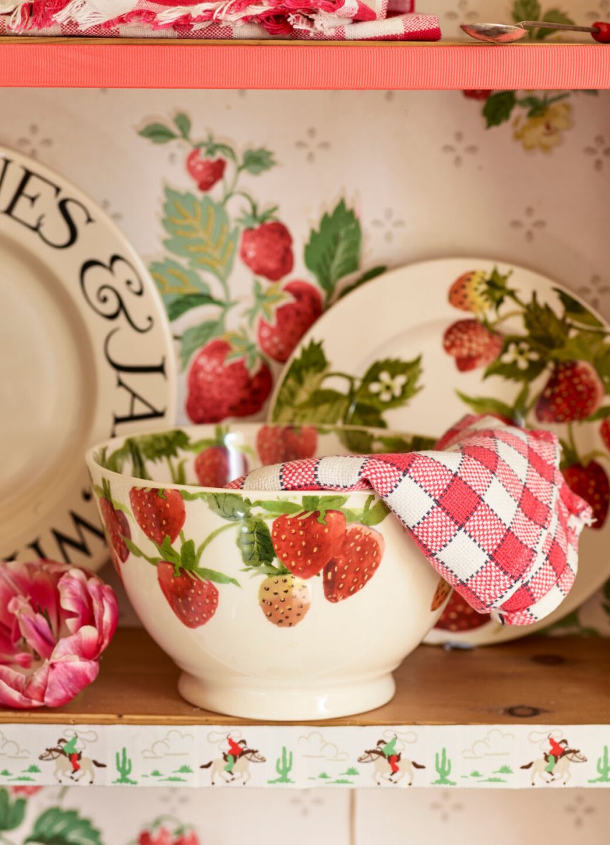 Strawberries Medium Old Bowl - RUTHERFORD & Co